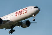 In den vergangenen Wochen sind mehrere Sicherheitsmängel bei den Unterhaltsarbeiten von Langstreckenflugzeugen der Swiss entdeckt worden. (Bild: KEYSTONE/Christian Beutler)