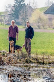 Ein eingespieltes Team mit neuen Ideen: die Brüder Michael (links) und Gabriel Peter mit Hundedame Cara auf dem Biohof Wellberg. (Bild: Nadia Schärli, Wellberg bei Willisau, 27. März 2019)