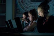 Beim Flipped Classroom wird der Frontalunterricht durch Lernvideos oder Podcasts ersetzt. Die Hausaufgaben fallen weg. Symbolbild: (Pius Amrein)