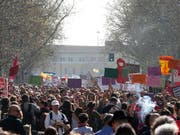Gegner und Befürworter moderner Lebensformen gingen am Samstag in der italienischen Stadt Verona auf die Strasse. (Bild: KEYSTONE/AP/ANTONIO CALANNI)