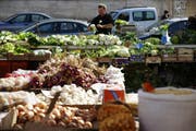 Auf dem Gemüsemarkt in Cisternino in der Provinz Brindisi. Der Ort ist Mitglied der Vereinigung «Die schönsten Dörfer Italiens». (Bilder. Angela Bernetta)