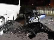 Die Österreicherin rammte den parkierten Reisecar, nachdem sie auf der Hauptstrasse die Kontrolle über ihr Auto verloren hatte. (Bild: Kapo St. Gallen)