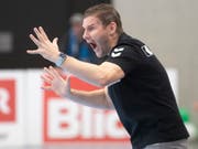 Kadetten-Coach Petr Hrachovec versucht sich als stimmgewaltiger Motivator (Bild: KEYSTONE/MARCEL BIERI)