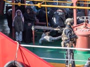 Sicherheitskräfte an Bord der «El Hiblu 1»: Migranten hatten das Handelsschiff nach Malta umgeleitet. Nun stehen drei von ihnen vor Gericht. (Bild: KEYSTONE/AP/RENE' ROSSIGNAUD)