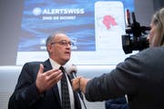 Bundesrat Guy Parmelin im Gespräch mit einer Journalistin - 2018 hat der Bund für Information und PR so viel Geld ausgegeben wie noch nie. (Bild: KEYSTONE/Anthony Anex, 18. Oktober 2018)