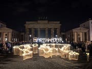 Das Brandenburger Tor in Berlin selbst für einmal ohne Beleuchtung. (Bild: KEYSTONE/EPA/OMER MESSINGER)
