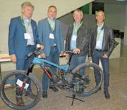 Vor der Kanti waren es viele E-Autos, drin E-Bikes und Ladestationen, die die Blicke auf sich zogen. Hier die von Urs Schwegler, Christian Sepin, Reto Walser und Lorenz Neher (von links). (Bild: Maya Seiler)