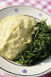 Bohnenpüree mit Zichoriengemüse.