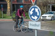 Der Grünen-Nationalrat Michael Töngi mit seinem Velo beim Friedhofskreisel in Kriens. (Bild: Dominik Wunderli, 30. März 2019)