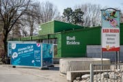 Das Hallen- und Freiluftbad in Reiden kann erneuert werden. (Bild: Philipp Schmidli, 30. März 2019)
