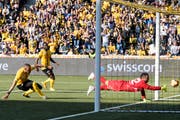 YBs Guillaume Hoarau schiesst den Siegestreffer gegen St. Gallens Dejan Stojanovic. (Bild: KEYSTONE/Anthony Anex)