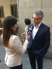 SP-Regierungsratskandidat Jörg Meyer gibt ein Interview. (Bild Lucien Rahm)
