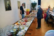 Der Tisch im katholischen Kirchgemeindehaus bog sich fast unter den vielen Speisen und Getränken, die vor der Abfalltonne gerettet worden waren. (Bild: Karin Erni)
