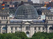 Deutscher Bundestag: Die Parteien der grossen Koalition haben in der deutschen Wählergunst wieder etwas verloren. (Bild: KEYSTONE/AP/MICHAEL SOHN)