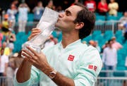Roger Federer liebkost seinen Preis nachdem er den US-Amerikaner John Isner besiegt hat. (Bild: EPA/RHONA WISE, Florida, 31. März 2019)