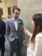 SP-Parteipräsident David Roth zeigt sich sehr zufrieden. Er spricht «von einem Zeichen, dass die Bevölkerung eine Änderung will». (Bild: Lucien Rahm)