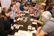 Hunderte von Spielbegeisterten frönten am Wochenende im Wiler Stadtsaal ihrer gemeinsamen Leidenschaft: dem Spielen von attraktiven Brett- und Kartenspielen. (Bild: Christof Lampart)