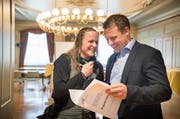 Da haben es zwei lustig miteinander: CH-Gemeinderätin Sandra Kern und der zukünftige SVP-Stadtrat Andreas Elliker. (Bild: Andrea Stalder)