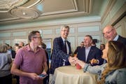 Zwischen den SVP-Protagonisten Hanu Fehr, Romeo Küng und Marcel Flury gratuliert Stadtpräsident Andres Stokholm Gemeinderatsvizepräsidentin und SVP-Gemeinderätin Severine Hänni zur Wiederwahl. (Bild: Andrea Stalder)