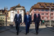 Die drei gewählten Regierungsräte (von links): Fabian Peter (FDP), Guido Graf (CVP) und Reto Wyss (CVP). (Bild: Philipp Schmidli)