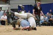 Der Zuger Marcel Bieri (oben) setzt im Schlussgang gegen Ueli Rohrer seinen Spezialkurz resolut ein. Bild: Beat Christen (Engelberg, 30. März 2019)