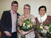 Kirchenverwaltungsratspräsident Dominik Scheiwiller dankt der scheidenden Patrizia Egger (Mitte) und ihrer Nachfolgerin Marlis Müller für ihr Engagement. (Bild: Franz Steiner)