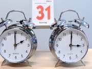 Möglicherweise zum drittletzten Mal wurden die Uhren in der Schweiz und in Europa in der Nacht auf Sonntag um eine Stunde vor auf Sommerzeit gestellt. (Bild: KEYSTONE/APA/APA/HELMUT FOHRINGER)