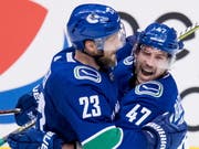 Sven Bärtschi (rechts) feiert sein Tor zusammen mit Alexander Edler (Bild: KEYSTONE/AP The Canadian Press/DARRYL DYCK)