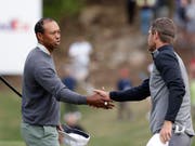 Etwas zerknirscht: Tiger Woods muss dem Aussenseiter Lucas Bjerregaard zum Sieg gratulieren (Bild: KEYSTONE/AP/ERIC GAY)