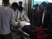 Wegen eines Sturms sind am Sonntag hunderte Menschen in Nepal verletzt in Spitäler gebracht worden. (Bild: KEYSTONE/AP/JIYALAL SAH)