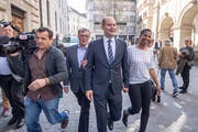 Die Freude ist gross: Der frisch gewählte FDP-Regierungsrat Fabian Peter mit seiner Frau Debby. (Bild: KEYSTONE/Urs Flüeler)