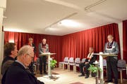 Obermeister Ivo Bommer am linken Stehpult eröffnet die Sitzung. (Bild: David Grob)