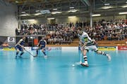 Sarnen-Stürmer Roman Schöni (am Ball) setzt die Klotener Abwehr unter Druck. Bild: Simon Abächerli (Kloten, 31. März 2018)