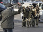 Polizisten der Interventionsgruppe GRIF der Kantonspolizei Freiburg üben einen Taser-Einsatz gegen einen Angreifer. In der Realität setzten Polizisten die Waffen im vergangenen Jahr 45 Mal ein. (Bild: Keystone/PETER KLAUNZER)