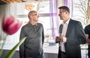 Der vor acht Jahren aus dem Amt gedrängte Norbert Senn (links) im Gespräch mit Roger Martin. (Bild: Andrea Stalder)
