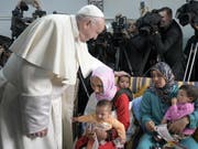 Setzt sich für den Dialog zwischen Muslimen und Christen und für Migranten ein: Papst Franziskus auf seinem Besuch in Marokko. (Bild: KEYSTONE/EPA VATICAN MEDIA HANDOUT)