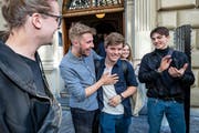 Mit Jonas Heeb (21, Zweiter von rechts) schaffen die Jungen Grünen erstmals den Einzug in den Kantonsrat. (Bild: Philipp Schmidli, Luzern, 31. März 2019)