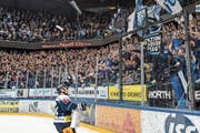 Ovationen für einen starken Auftritt: Johan Morant wird vom EVZ-Anhang gefeiert. (Bild: Daniela Frutiger/Freshfocus (Zug, 30. März 2019))
