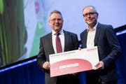 An der GV der Regionalbank übergibt Acrevis-Verwaltungsratspräsident Markus Isenrich Walter Meile von der GHG am Freitag den Spendencheck von 12'000 Franken. (Bild: PD - 29. März 2019)