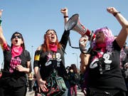 Lautstarker Protest: Rund 20'000 Personen gingen am Samstag in Verona gegen den von Evangelikalen organisierten Weltkongress der Familien auf die Strasse. (Bild: KEYSTONE/AP/ANTONIO CALANNI)