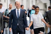 Regierungsrat Fabian Peter und seine Frau Debby freuen sich über den Wahlerfolg. (Bild: Philipp Schmidli)