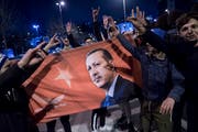 Anhänger von Erdogans AKP feiern die Resultate der Kommunalwahlen. (Bild: Sedat Suna/EPA, Istanbul, 31. März 2019)