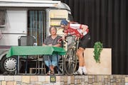 Kaspar Hürlimann und Vreni Hürlimann in ihrer Rolle als Ehepaar Stämpfli. (Bild: Maria Schmid, Walchwil, 29. März 2019)