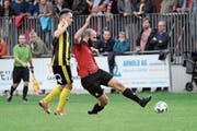 Philipp Gisler (am Ball) gerät mit seinen Schattdorfern ins Straucheln. (Bild: Urs Hanhart, Schattdorf, 23. September 2018)