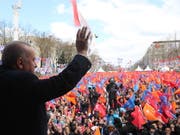 Die Kommunalwahl in der Türkei am heutigen Sonntag dürfte vor allem für Präsident Recep Tayyip Erdogan spannend werden - weil mancherorts Niederlagen seiner Partei AKP erwartet werden. (Bild: KEYSTONE/EPA TURKISH PRESIDENT PRESS OFFICE HANDOUT)