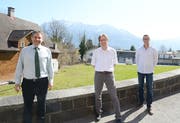 Vor der Bauparzelle: Daniel Lämmler, Präsident der Kirchenvorsteherschaft, Yves Bolis, Vorsitzender der Baukommission und Gilles Schmid-Heeb, neu gewähltes Mitglied der Kirchenvorsteherschaft (von links). (Bild: Hansruedi Rohrer)