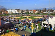 Eindrückliche Zuschauerkulisse am Rheintal-Oberländer Verbandsschwingfest in Grabs: 3700 Schwingfans wollten sich den ersten Höhepunkt der noch jungen Saison nicht entgehen lassen. (Bild: Robert Kucera)