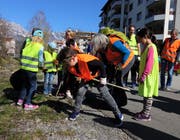 Die 2. Klässler vom Hanfland sind am Wettibach eifrig bei der Sache. (Bild: Hanspeter Thurnherr)