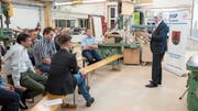 FDP-Nationalrat im Austausch mit den Besuchern des ersten Unternehmerapéros. (Bild: Sascha Erni)