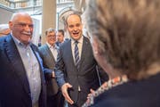 Der frisch gewählte FDP-Regierungsrat Fabian Peter (Mitte) nimmt Gratulationen entgegen. (Bild: KEYSTONE/Urs Flüeler)